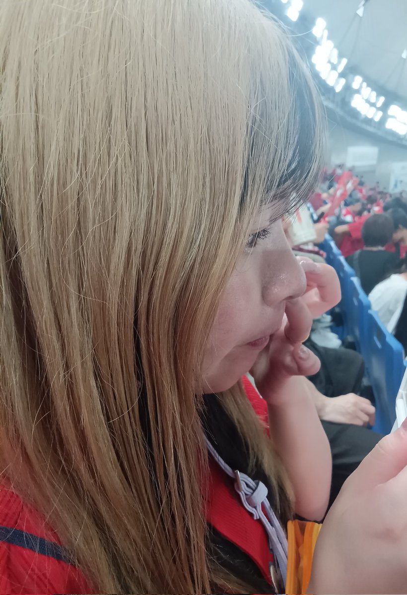 tf75475287's tweet image. 大逆転こいほーによる、あまりの興奮でメイク崩れ散らかして、さすがに顔を気にし出したおはなさんはこちらです。#carp @ohananoie