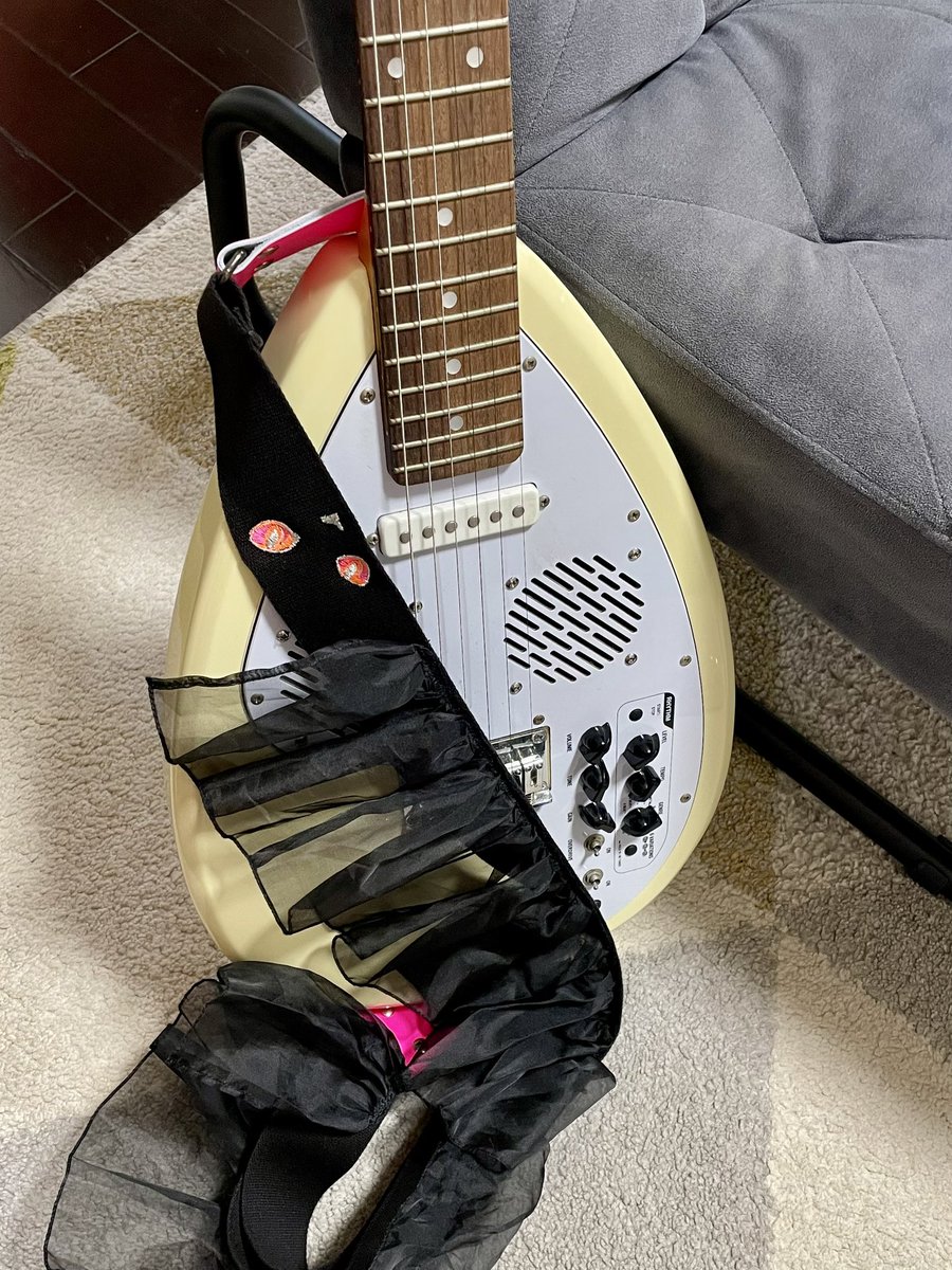 t_cOfficial's tweet photo. 昔買ったギターを引っ張り出して、久しぶりに🎸
家族の誕生日に「ハッピーバースデートゥーユー」を弾けるようにがんばるー🎂
ウオモさん@Grandeuomo2016 とのコラボのねこストラップかわいさがやばい😍!
アンプ部分の調子が悪いので、次回KAMINARIさん@KAMINARIGUITARS 納品時に持ってこ
#t_c😍 https://t.co/kCBOErfNIq