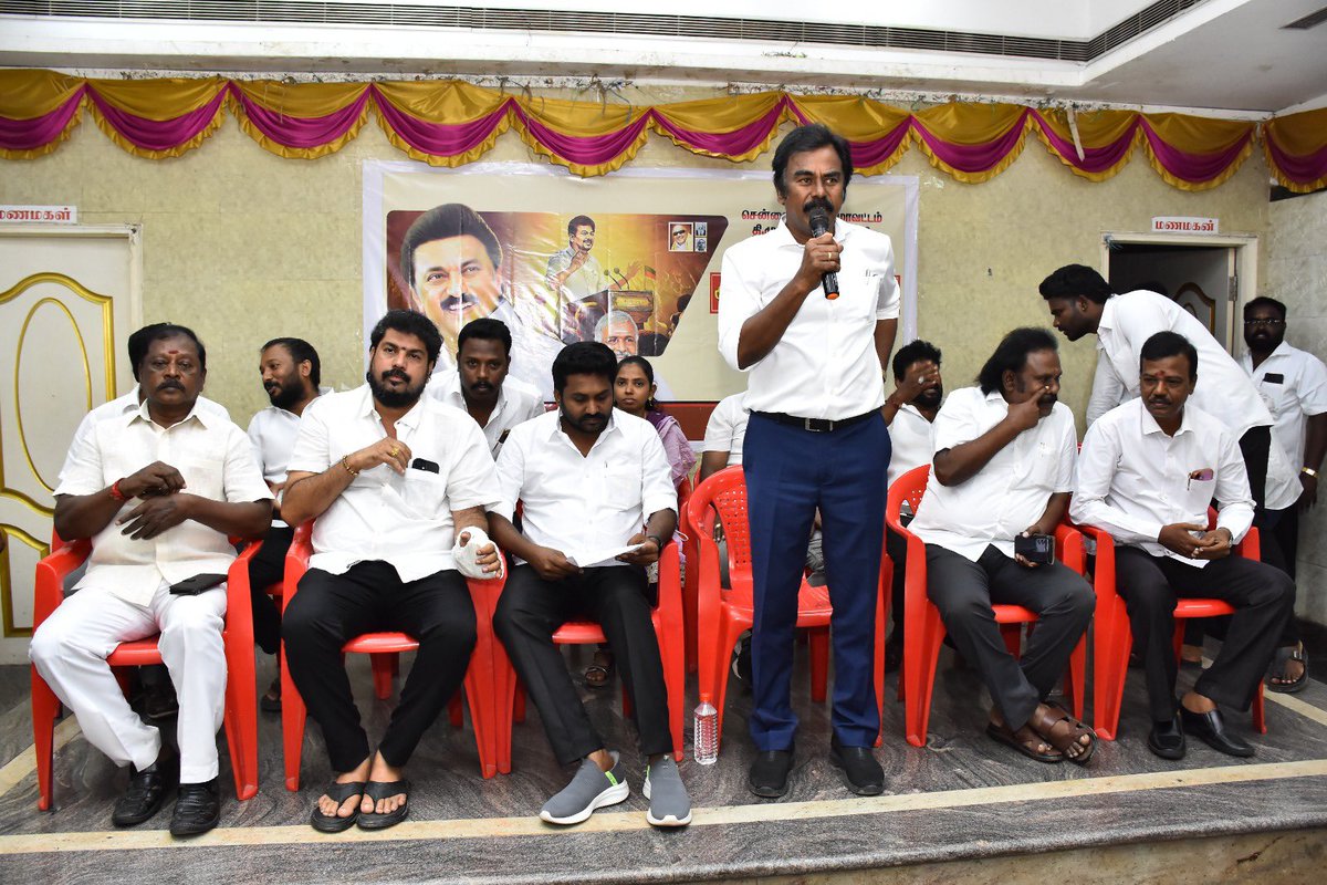 VanavilVijay's tweet photo. 04.07.2025

சென்னை கிழக்கு மாவட்ட மாணவரணிக்கு புதிதாக நியமிக்கப்பட்ட பகுதி அமைப்பாளர்கள்-துணை அமைப்பாளர்கள் அறிமுக ஆலோசனை கூட்டம் ஓட்டேரி-எம்.கே.டி.மகாலில் சென்னை கிழக்கு மாவட்ட செயலாளர்/மாண்புமிகு அமைச்சர் அண்ணன் @PKSekarbabu அவர்களின் தலைமையில் நடைபெற்றது.  இதில் கழக மாணவரணி செயலாளர் @rajiv_dmk கலந்து கொண்டு சிறப்புரை ஆற்றினார்.

இந்நிகழ்வில் திரு.வி.க.நகர் சட்டமன்ற உறுப்பினர் @thayagamkavi , பகுதி கழக செயலாளர்கள் செ.தமிழ்வேந்தன், எம்.சாமிக்கண்ணு மற்றும் மாவட்ட மாணவரணி துணை அமைப்பாளர்கள் பங்கேற்றனர், இந்த நிகழ்வில் கலந்து கொண்டபோது…..