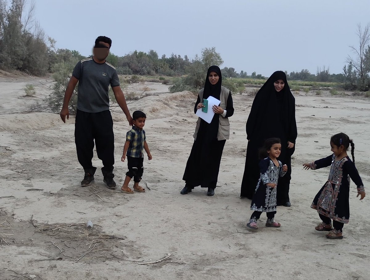 aliye1salehiii's tweet image. سال گذشته در شهرستان قلعه گنج بیش از ۷۰ واحد گلخانه ای ایجاد کردیم امسال ان شاالله به بیش از ۲۰۰ واحد گلخانه میرسونیم. این روزا هم مشغول بازدید و بررسی از زمین هاشون هستیم
یه روزی همه این زمین ها تبدیل میشه به گلخونه صیفی جات و خیلی ها در این زمینه شاغل میشن
با حمایت #بنیادعلوی