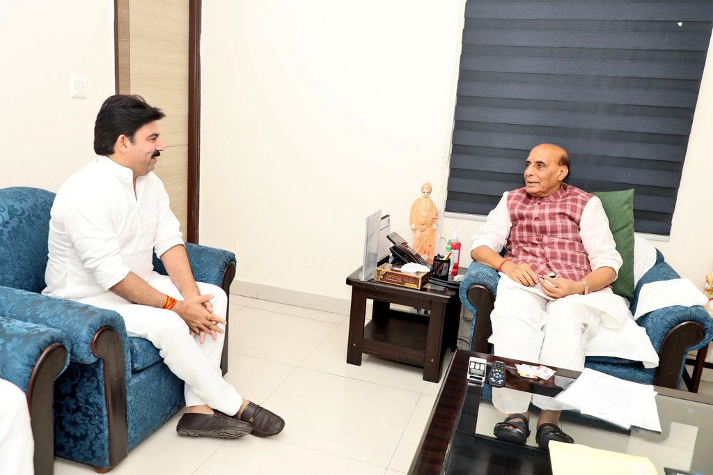 देश के यशस्वी रक्षा मंत्री, भारतीय जनता पार्टी के पूर्व राष्ट्रीय अध्यक्ष एवं हम सभी के अभिभावक आदरणीय श्री <a href="/rajnathsingh/">Rajnath Singh</a> जी से दिल्ली स्थित उनके आवास पर शिष्टाचार भेंट कर शुभाशीष प्राप्त किया, एक साधारण कार्यकर्त्ता के तौर पर अपना राजनैतिक सफर प्रारंभ कर इस मुकाम तक पहुंचे
