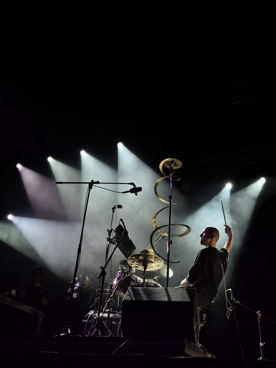 JAZZ:
Jazz in color.
Drummer Graham Costello.

Corto alto.
Plaça Jaume I.
Vijazz 2025 <a href="/vijazzpenedes/">Vijazz</a>
Vilafranca del Penedès.

📷 Photo by JazzC.

#jazz #jazzphotography
#grahamcostello #vijazz25