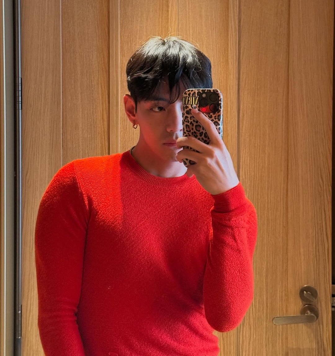 _taemexico's tweet photo. Sin duda alguna el rojo es SU COLOR! 

KIM TAEHYUNG
CELINE BOY V 
#VxCeline https://t.co/aa0jHsBztx