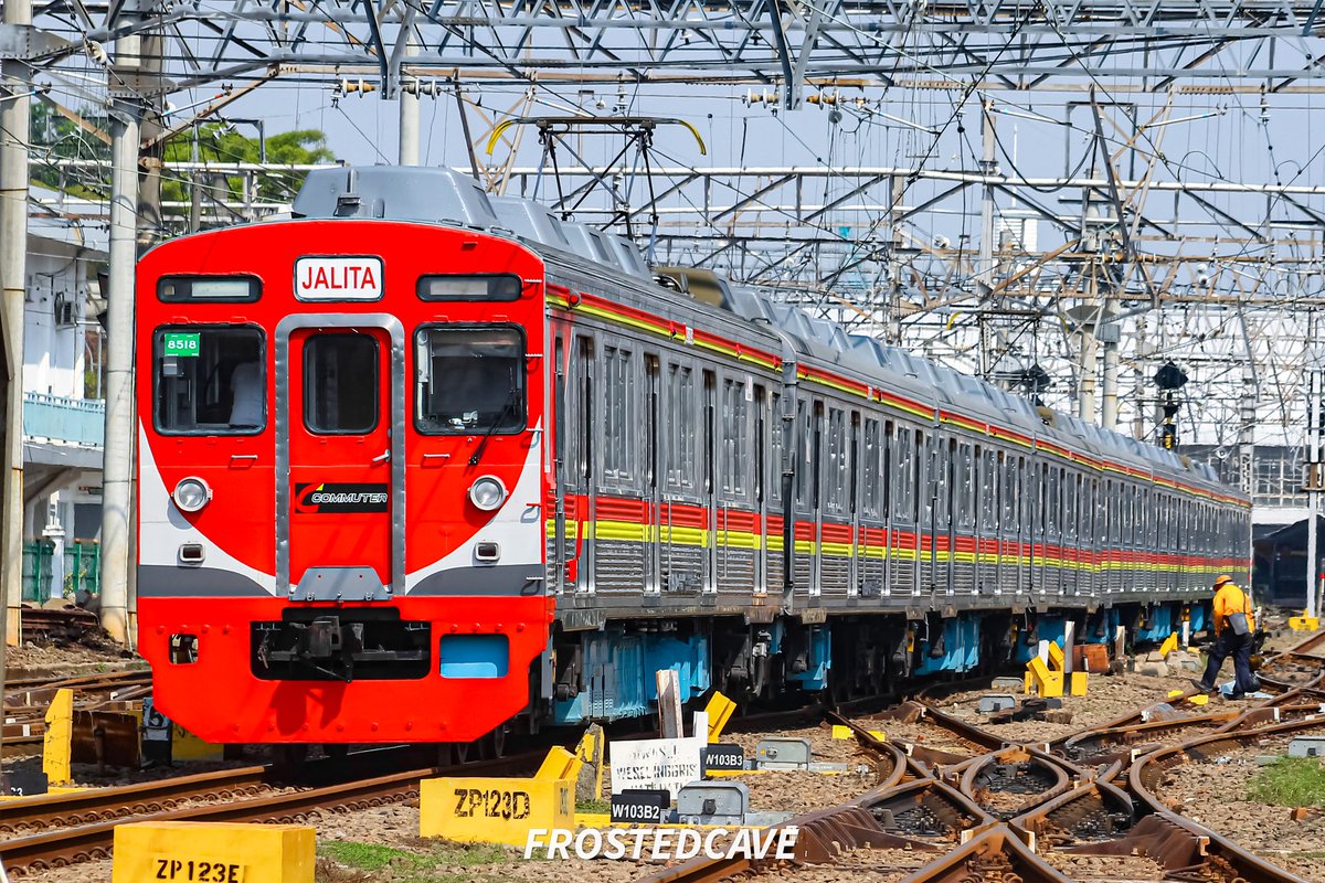 frostedcave's tweet photo. [06/07/2025] 東急電鉄8518Fが、ボゴール車両基地で1ヶ月以上沈黙していた後、タンジュン・プリウク踏切への挨拶に戻ってきます。
またお会いできて嬉しいです！ https://t.co/BYp0FcEgg1