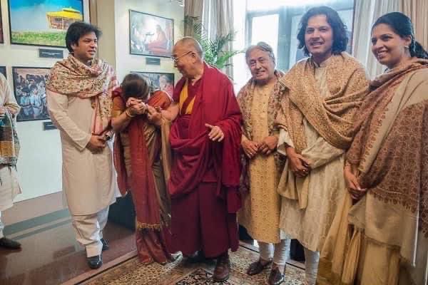 AAKSarod's tweet image. Wishing His Holiness The Dalai Lama a very Happy Birthday! With gratitude and in earnest prayer for his good health &amp;amp; long life. 🙏🙏 #dalailama

@DalaiLama