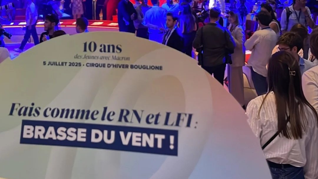 Jeunes avec Macron 93 (@jeunesmacron93) on Twitter photo 🎉 Il y a 10 ans naissaient les Jeunes avec Macron
Nous avons grandi avec le mouvement, porté par des convictions inébranlables !!
Un immense merci à <a href="/EmmanuelMacron/">Emmanuel Macron</a>, <a href="/GabrielAttal/">Gabriel Attal</a>, <a href="/Elisabeth_Borne/">Élisabeth BORNE</a> et tous les invités qui ont célébré cette belle étape avec nous 🇫🇷🇪🇺 🎉 Il y a 10 ans naissaient les Jeunes avec Macron
Nous avons grandi avec le mouvement, porté par des convictions inébranlables !!
Un immense merci à <a href="/EmmanuelMacron/">Emmanuel Macron</a>, <a href="/GabrielAttal/">Gabriel Attal</a>, <a href="/Elisabeth_Borne/">Élisabeth BORNE</a> et tous les invités qui ont célébré cette belle étape avec nous 🇫🇷🇪🇺