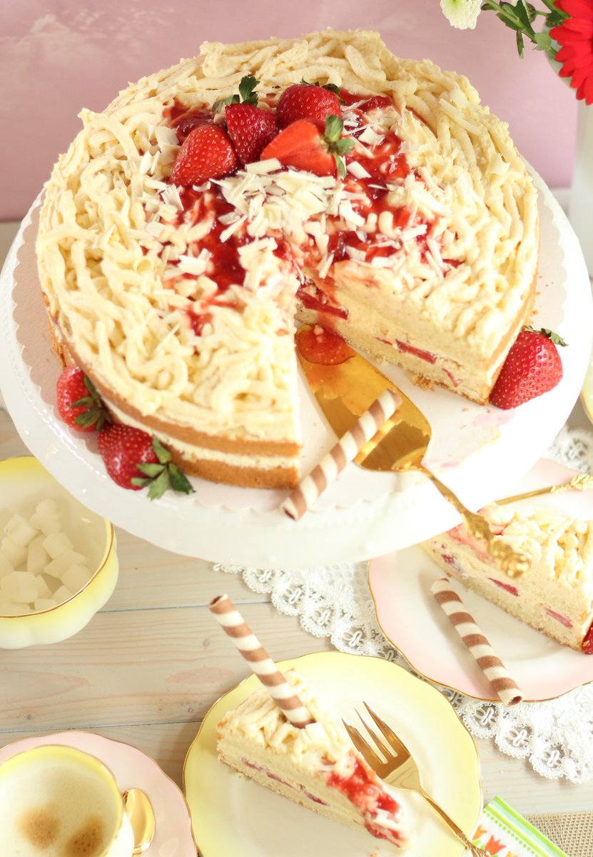 🍓 EINFACHE SPAGHETTI-EIS-TORTE/ ERDBEERTORTE MIT BLITZ-VANILLECREME BACK... youtu.be/KxVc8FLt3CQ?si… via <a href="/YouTube/">YouTube</a>
