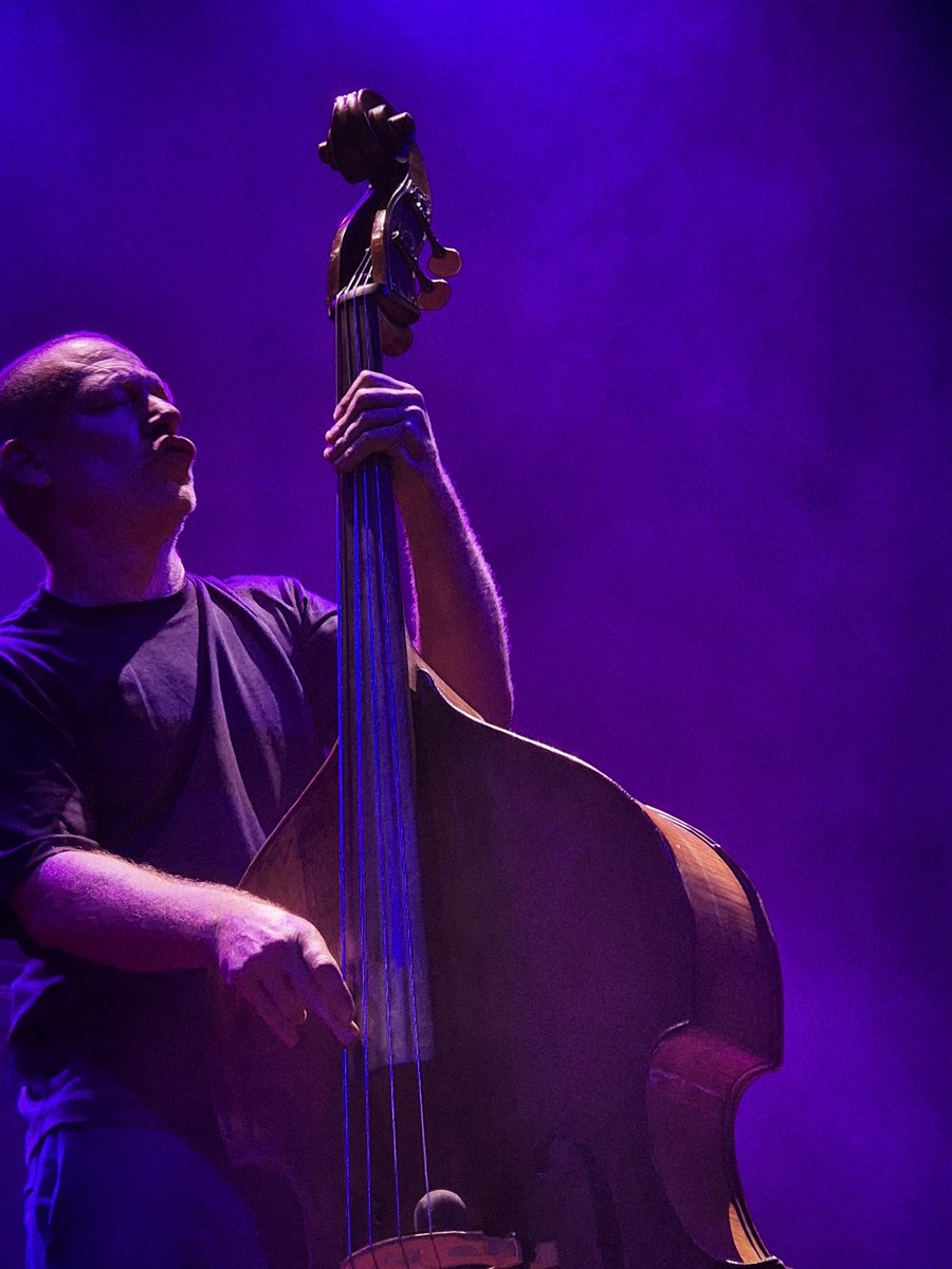AZZ:
Jazz in color.
Bass player Avishai Cohen <a href="/AvishaiCohen/">Avishai Cohen</a>

Avishai Cohen Trio.
Plaça Jaume I.
Vijazz 2025 <a href="/vijazzpenedes/">Vijazz</a>
Vilafranca del Penedès.

📷 Photo by JazzC.

#jazz #jazzphotography
#avishaicohen #vijazz25