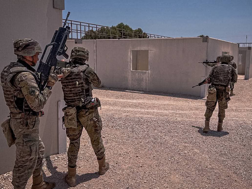 FUTER_ET's tweet photo. La Bandera Ortiz_de_Zárate” III de #Paracaidistas #RIPAC 5 mantiene su preparación con jornadas de instrucción en combate en zonas urbanizadas, reforzando la cohesión, el liderazgo y la capacidad de actuación en escenarios complejos.
#BRIPAC
#BrigadaParacaidista
#SomosTuEjército https://t.co/mtfXGWQDOj