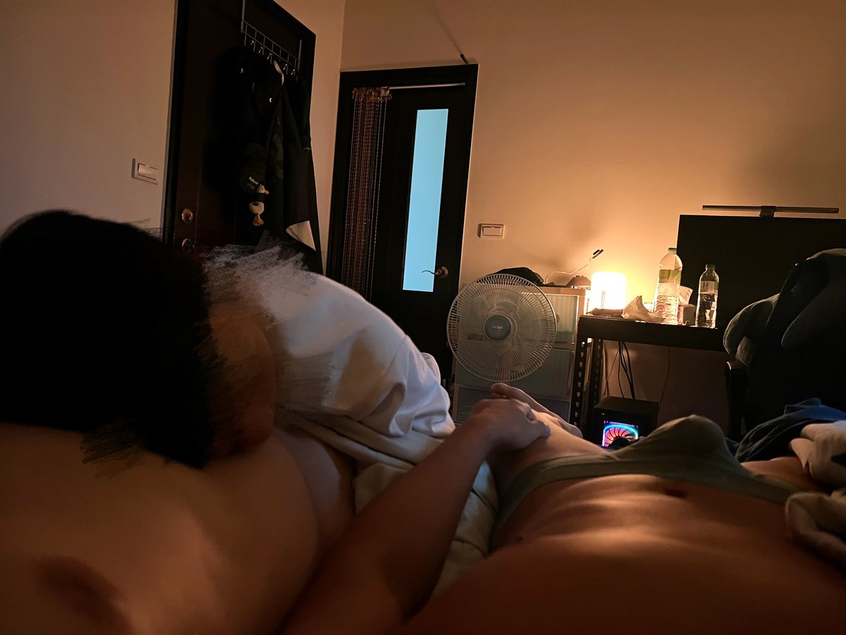 男友的肚子有比較好睡嗎🥴