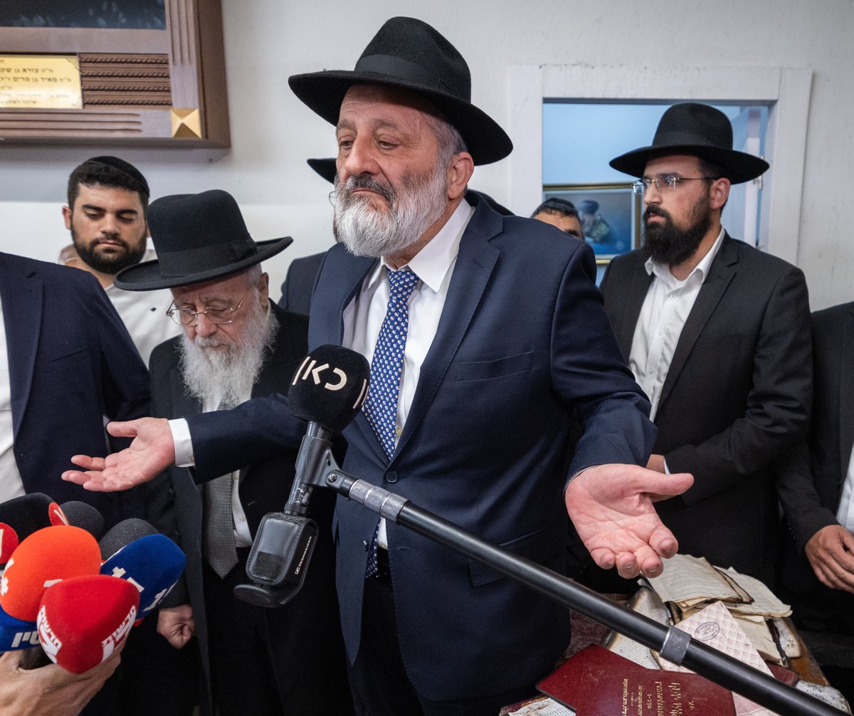 yplesner's tweet image. תקשיבו לדרעי: זה לא חוק גיוס אלא חוק פטור על מלא.
בריאיון לעיתון "משפחה" החרדי, אריה דרעי אומר את האמת לגבי חוק הפטור שמקודם בימים אלה בוועדת החוץ והביטחון: "זה לא חוק שעומד לגייס, זה חוק שבא להסדיר את מי שלומד תורה".
ברור לגמרי מדוע הסיעות החרדיות מתכוונות לתמוך בחוק שיאפשר…