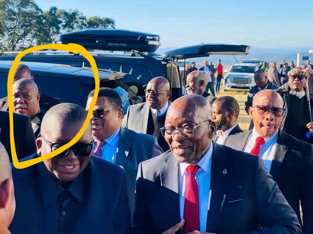 DirksMervyn's tweet image. He is admiring President Zuma from a distance 😂🤣😂🤣😂
