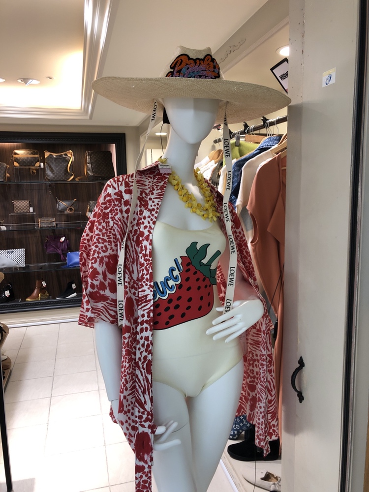 こんにちは🌞阪急三番街店です！当店ではまねきやで唯一、お買取したお品物の販売も行っております！！
夏にぴったりのスイムウェアや麦わら帽子も充実しておりますので、ぜひお越しください💙