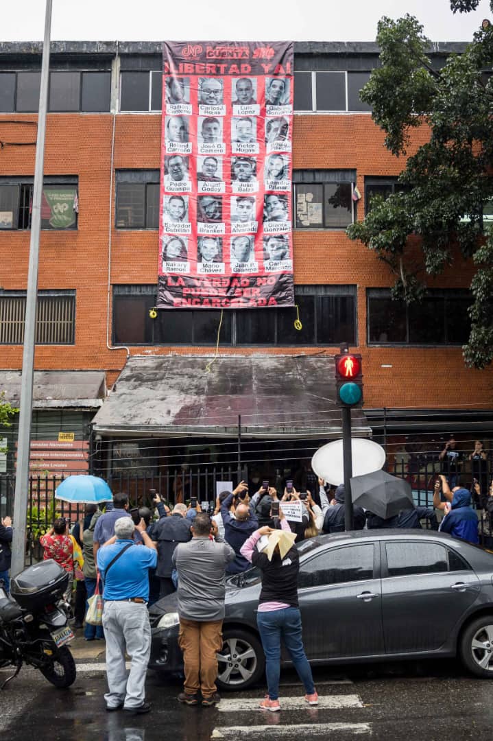 Está pancarta no es para el hampa común.Este acto d vandalismo fue muy bien pensado.Robándosela no se borran nuestros periodistas presos ni los 441 medios cerrados,los 12 con medidas cautelares,8 estan sometidos a interrogatorios o evadiendo órdenes de captura y 2mil aprox.exilio