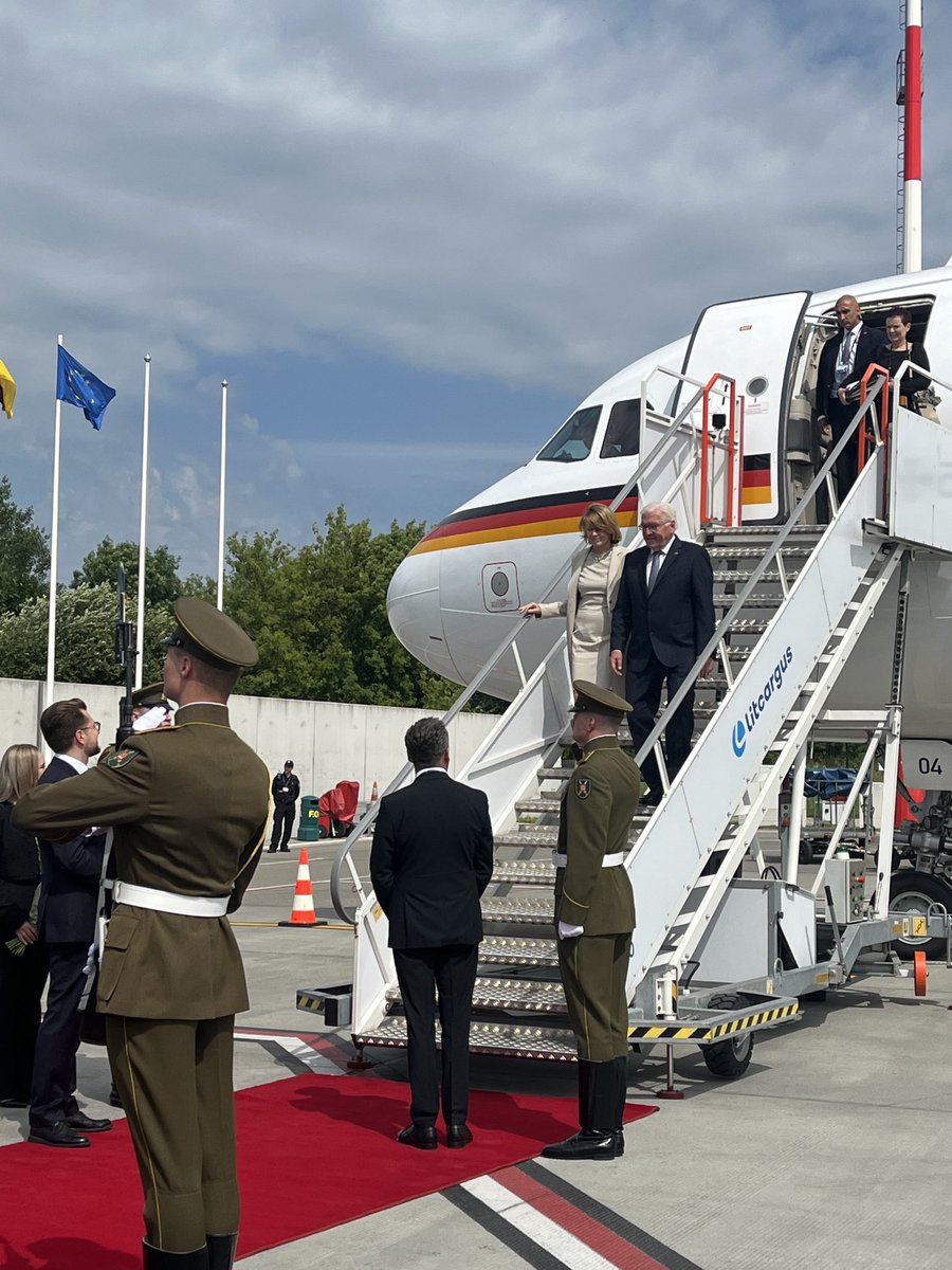 Mario_Kubina's tweet image. Besuch an der Ostgrenze der #Nato: Der #Bundespräsident nimmt heute in #Litauen am Nationalfeiertag des Landes teil. #Steinmeier spricht in Vilnius außerdem mit Soldaten der Brigade, die 🇩🇪 gerade zum Schutz des Verbündeten aufbaut. @ARD_BaB @br24