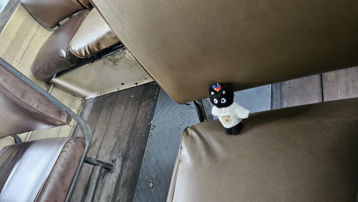 เห็นคนแปลกๆมากัน3คนพ่อแม่ลูก ถามอะไรก็ไม่ตอบ กระเป๋ารถเมล์เดินมาเก็บเงินก็ไม่มีจ่าย เห็นแล้วสงสารเลยช่วยจ่ายให้ สักพักทิ้งลูกไว้เฉยเลย เห้ย