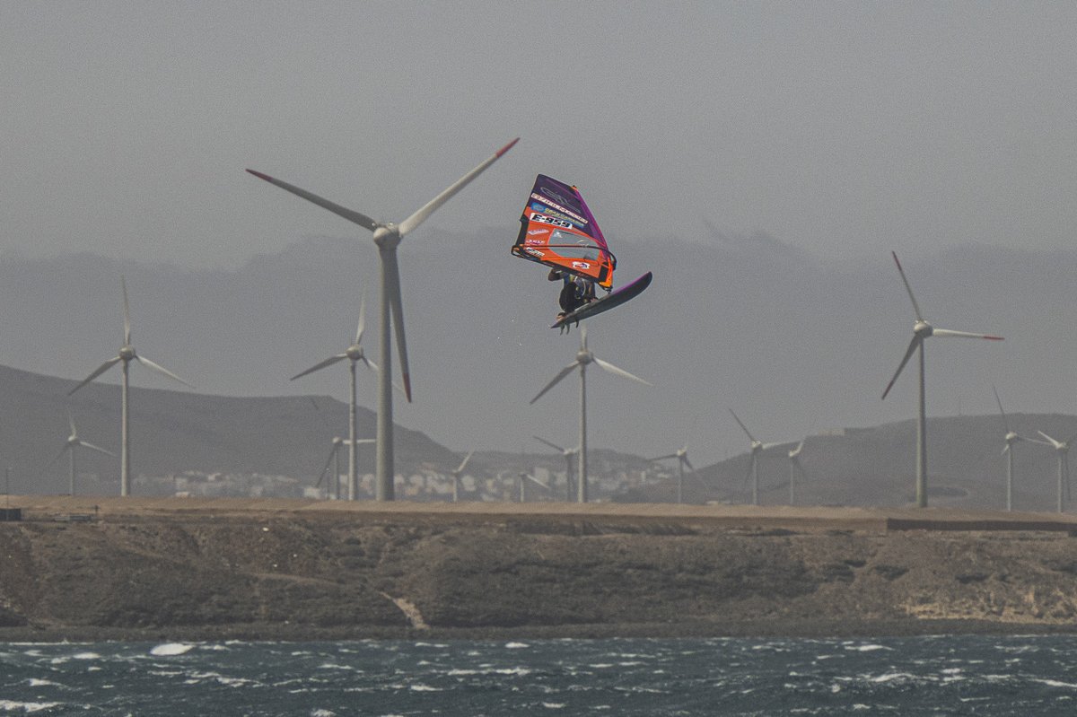 #windsurf Philp Köster, un paso más cerca de volverse a coronar en Pozo Izquierdo. <a href="/oficial_rfev/">RFEV | Real Federación Española de Vela</a> <a href="/FCanariasVela/">F. Canaria Vela</a> <a href="/GranCanariaCab/">Cabildo Gran Canaria</a> 
regatistas-virtuales.net/noticias/notic…