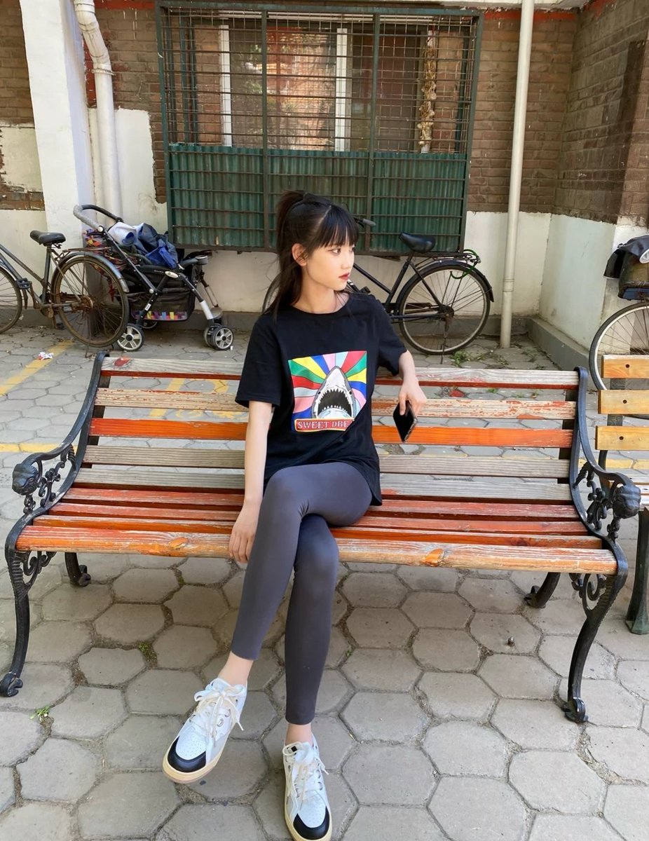 夏天太热了，真想被衣服全部脱光！！！
#大学生 #夏天 #脱衣服 #热