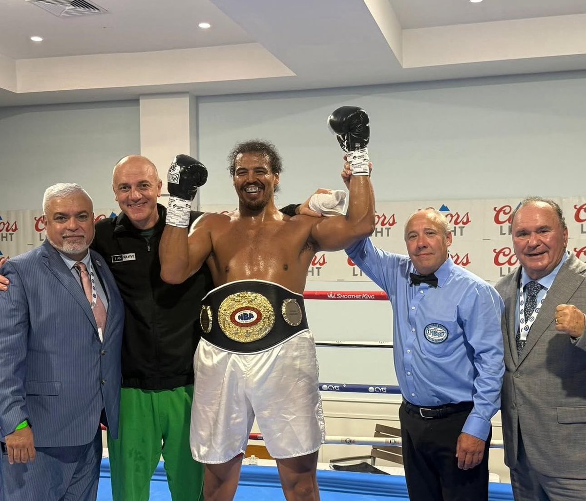 ThePunchersPod's tweet image. 𝗝𝗢𝗟𝗟𝗬 𝗖𝗟𝗔𝗜𝗠𝗦 𝗙𝗜𝗥𝗦𝗧 𝗣𝗥𝗢 𝗧𝗜𝗧𝗟𝗘!!!
Swansea’s Moses Jolly picked up his first pro title as he stops John Cortez to secure the NBA Americas heavyweight title in the Cayman Islands
#WelshBoxing | @Mickey_Helliet