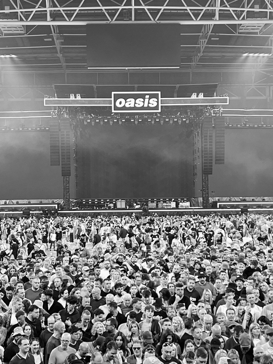 gaucibird's tweet photo. What a sight this was ✌🏻#Oasis #oasislive25 #oasiscardiff @LiamGallagher https://t.co/REvrMEy3KY