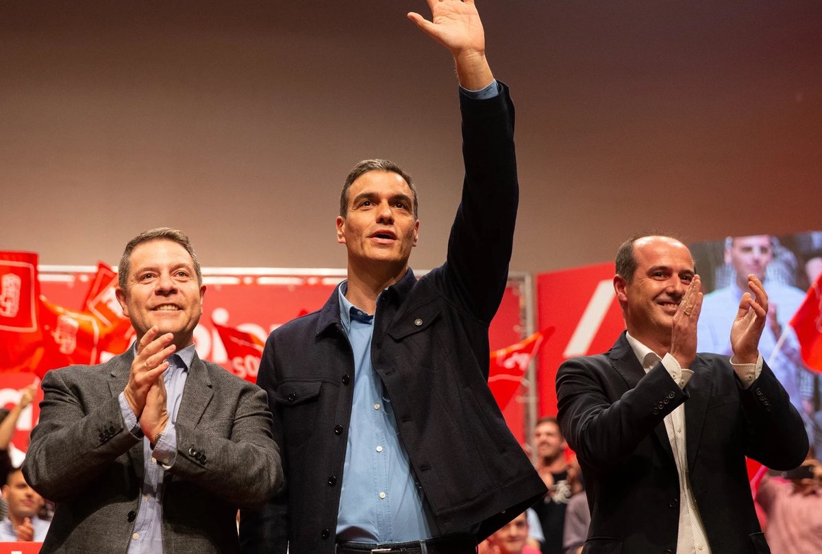 Para ser valiente hay que actuar con hechos, no con palabras. 

Los diputados socialistas de CLM tenéis la llave de cambiar esta agonía, pero pensáis más en el sillón que en el futuro de España.

Vuestro inmovilismo os hace cómplices de todos los escándalos que conocemos.