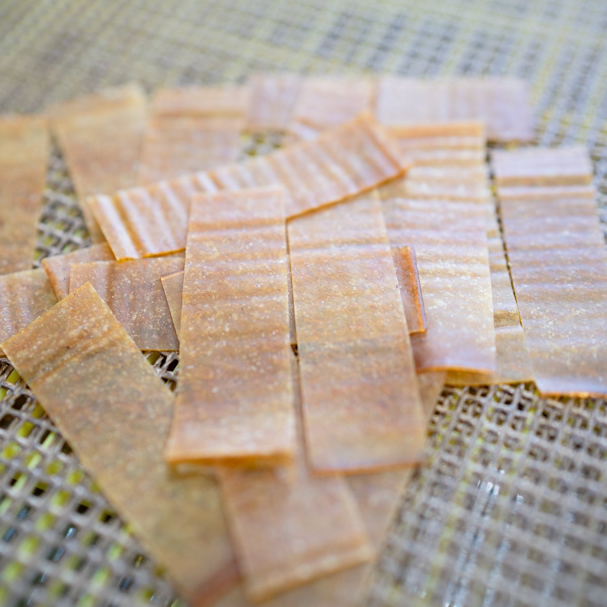 🍋「水に溶けるんだろうか？」
そんなお客様からの質問にお答えします😊
レモン果汁100％のこのシート、乾燥すると茶色っぽい色になります。
これはレモンに含まれる成分が、乾燥中に自然に色づく現象が起きるからです。
でもご安心ください。水に溶かすとレモン果汁の黄色が戻ります✨