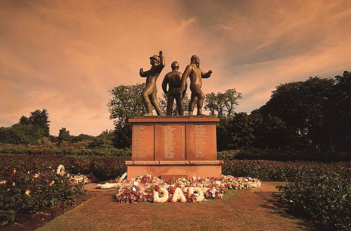 OEUK_'s tweet image. Today, we take a moment to reflect on the 37th anniversary of the Piper Alpha disaster. Our thoughts are with all those involved, their families and loved ones.
Lest we forget.
📸 With thanks to Ray Smith
