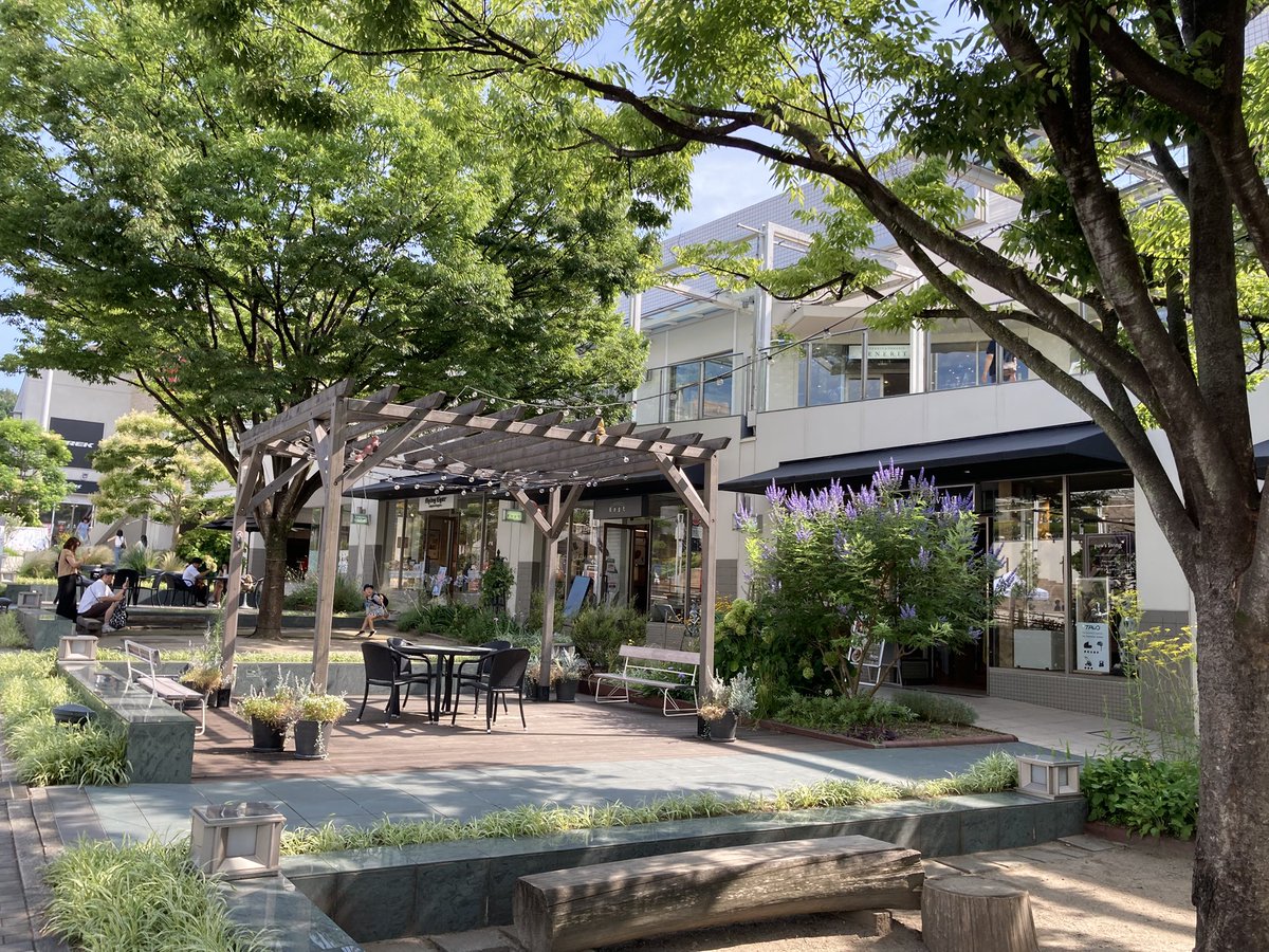 ugachanblog's tweet image. みなさん こんにちは😊
週末は晴天猛暑日で身体が追いつかない
どうぞ体調には気をつけてください
いつも通りジム ウォーキング🚶♀️から
簿記勉 問題集で苦戦中ですが
ふくしままさゆき先生の動画に
助けられながらすすめております😅
午後から友人が働く星ヶ丘へ
暑さの中にも少し涼を感じられた✨