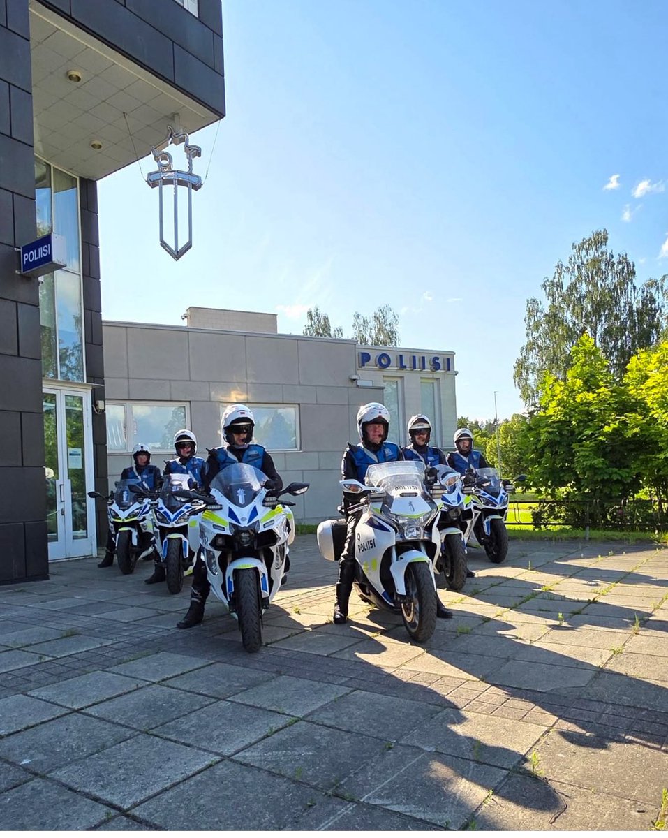 Moottoripyöräpoliisit ovat valvoneet liikennettä viikonlopun aikana Imatralla ja sen lähialueilla. <a href="/PoliisiKaakko/">Kaakkois-Suomen poliisilaitos</a> sai avuksi  moottoripyöräpoliiseja <a href="/PoliisiHelsinki/">Helsingin poliisilaitos</a>’stä ja <a href="/Poliisi_IU/">Itä-Uudenmaan poliisi</a>’sta. Kiitos kollegat! Liikenne on varmasti tänään vilkasta pääväylillä Imatralta, joten malttia