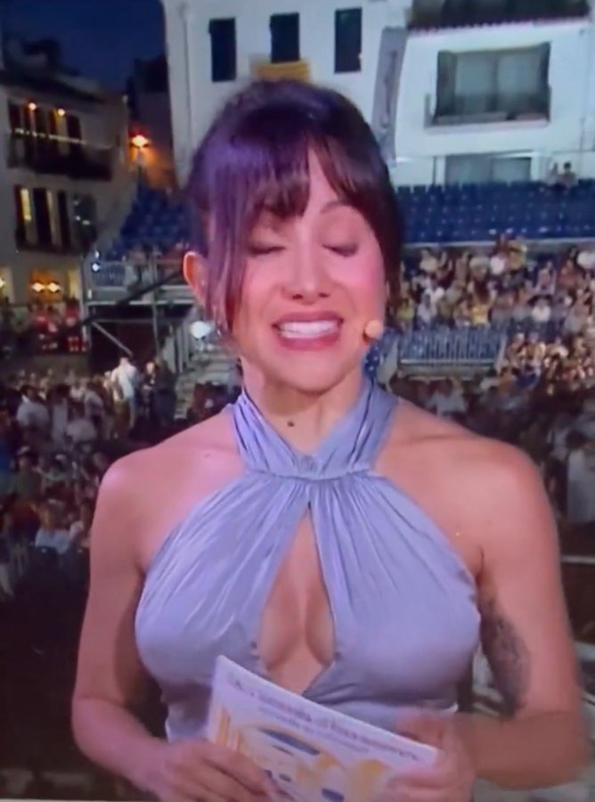 Els alfes socialistes estan encantats amb la presentadora de les #HavaneresTV3 

A la pobre l'han fet vestir com una peça quatre pajilleros 

#ElMeuAvi #elmeu