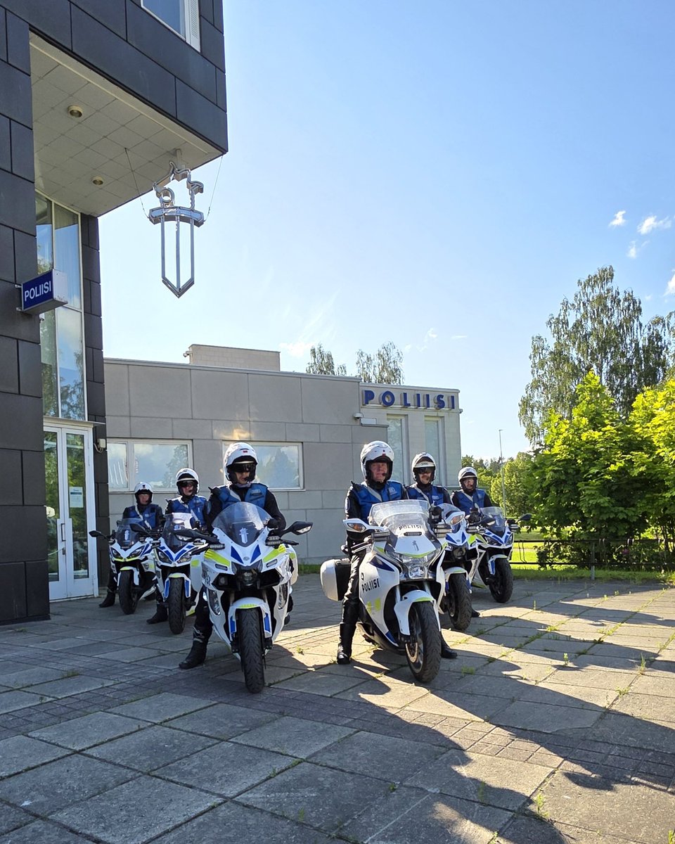 PoliisiKaakko's tweet image. Me @SuomenPoliisi’ssa teemme yhteistyötä valtakunnallisesti, toinen toisiamme tukien. #Imatra’lla olemme tehneet viikonlopun ajan #liikenneturvallisuus valvontaa yhdessä @PoliisiHelsinki ja @Poliisi_IU kanssa. Turvallisia kilometrejä! #poliisi #moottoripyöräpoliisit #kiitos
