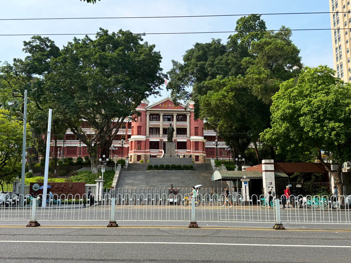 25000步步行耐久进度（12303/25000）

啊？等下，中山医科大学！？怎么来到双鸭山大学北校区了？？我不是一直在往东走的吗？？？
北校区的话，这里就是中山二路，也就是说我中途是走错方向了（
说来惭愧，我居然从来没来过北校区…