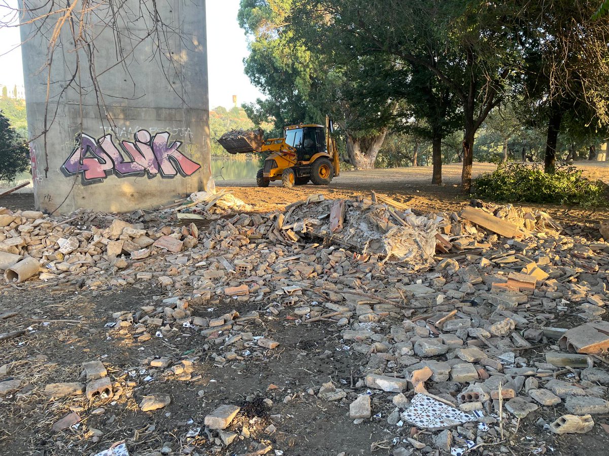 Gatoto Nero (@gatoto_express) on Twitter photo Buena noticia para la Dehesa de Tablada (Sevilla). Hace unos días estuvieron arreglando el camino que transcurre paralelo al río y el pasado viernes acometieron labores de desbroce y retirada de montañas de escombros que llevan años abandonadas en la ribera. Gracias <a href="/mitecogob/">Transición Ecológica y Reto Demográfico</a> Buena noticia para la Dehesa de Tablada (Sevilla). Hace unos días estuvieron arreglando el camino que transcurre paralelo al río y el pasado viernes acometieron labores de desbroce y retirada de montañas de escombros que llevan años abandonadas en la ribera. Gracias <a href="/mitecogob/">Transición Ecológica y Reto Demográfico</a>
