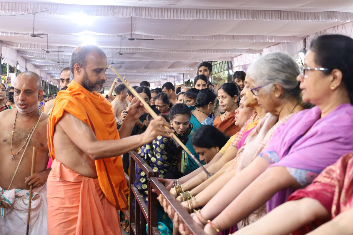 sriuttaradimath's tweet image. Over 9000 people have been blessed with Tapta Mudradharana since dawn by Sri Sri Mahaswamigalu on this auspicious occasion of Prathama Ekadashi. On one-side there’s an ocean of devotees and on the other there’s untiring, unwavering, embodiment of divinity and benevolence - Sri…
