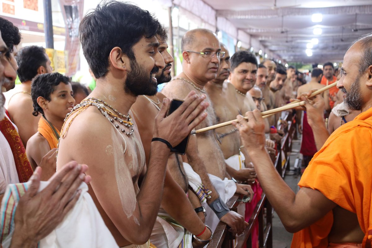 sriuttaradimath's tweet image. Over 9000 people have been blessed with Tapta Mudradharana since dawn by Sri Sri Mahaswamigalu on this auspicious occasion of Prathama Ekadashi. On one-side there’s an ocean of devotees and on the other there’s untiring, unwavering, embodiment of divinity and benevolence - Sri…