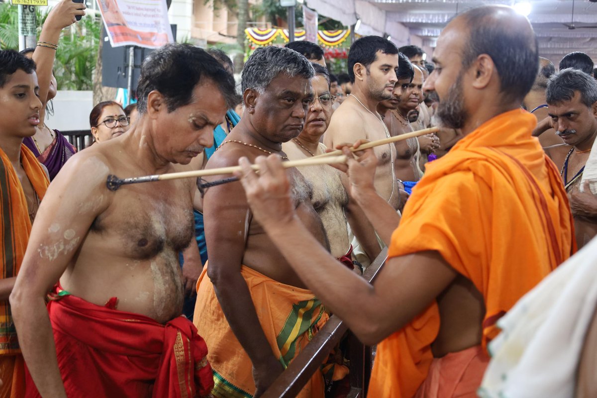 sriuttaradimath's tweet image. Over 9000 people have been blessed with Tapta Mudradharana since dawn by Sri Sri Mahaswamigalu on this auspicious occasion of Prathama Ekadashi. On one-side there’s an ocean of devotees and on the other there’s untiring, unwavering, embodiment of divinity and benevolence - Sri…