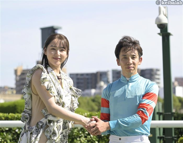 keibalab's tweet image. 【岡山の奇跡】
本日の北九州記念、プレゼンターは俳優でモデルの桜井日奈子さんでした。勝利ジョッキーの団野大成騎手とガッチリ握手。
余談ですが、桜井さんはエリモブライアンと生年月日が同じです。
#ヤマニンアルリフラ #団野大成 #桜井日奈子
keibalab.jp/topics/45344/?…