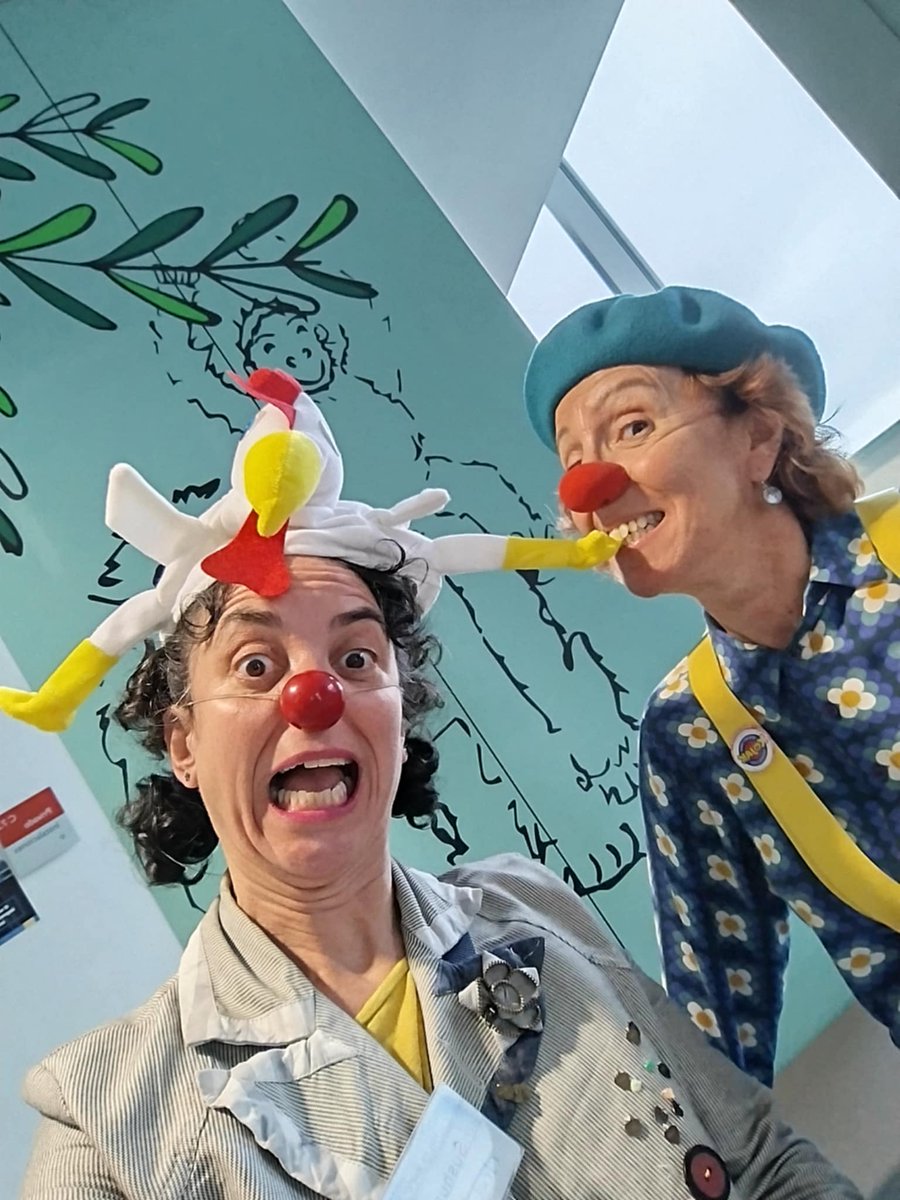 Nuestro público en el HUCA son los niños y niñas,  las familias y el personal.
Más de 50 personas cada viernes 
Por eso nos lo tomamos muy en serio, por eso nos formamos semanalmente. 
#clowntigopayasasdehospital