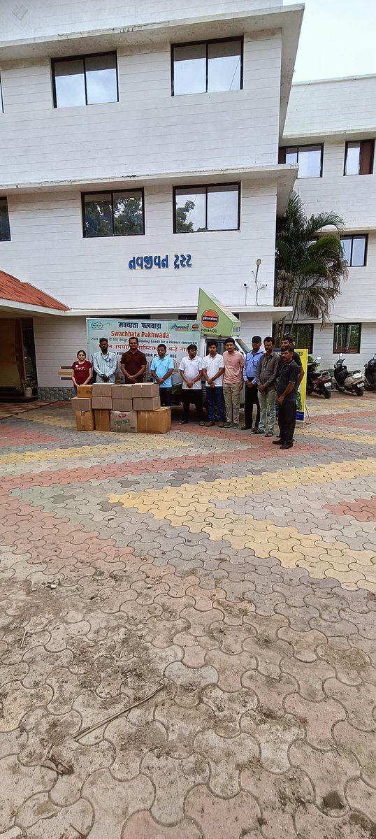 iocl_wrpl's tweet photo. Under #SwachhataPakhwada 2025, a Cloth Donation Drive was organized by #WRPL Rajkot, promoting reuse and care for the underprivileged. Small acts, big impact towards a cleaner and compassionate society! @IndianOilcl @IOCL_PLHO https://t.co/lFpbkLwgnZ