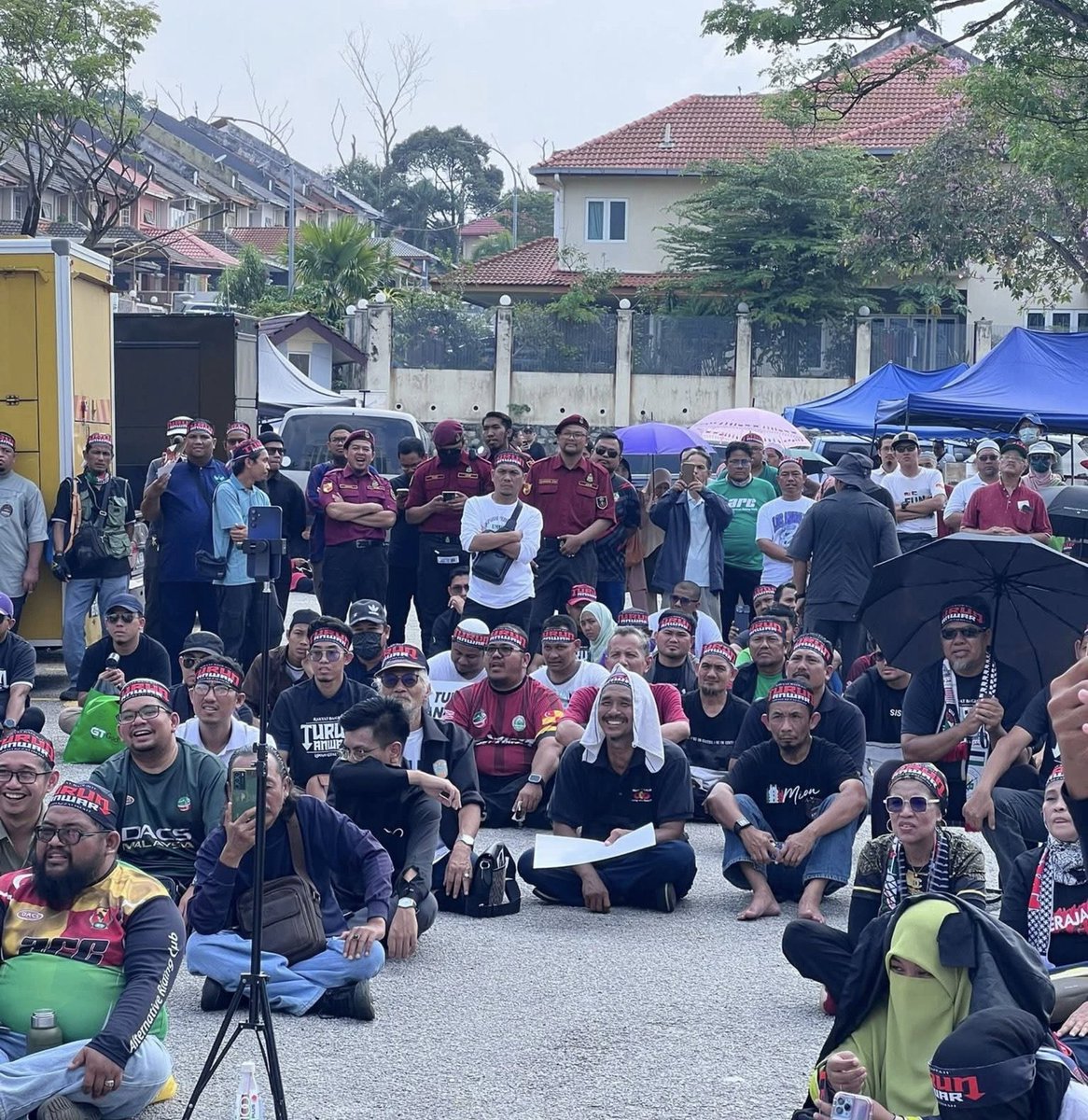 _AmranFans's tweet photo. Kadang-kadang tak faham jugak logik walaun ni, bukan main marah bila Anwar buat benda yang dia pernah lawan dulu. Tapi hari ni bila ada pemimpin pembangkang ajak turun ke jalan lawan cukai apa kejadah semua ni, dia jugak yang jadi bodo pergi ikut turun sekali.

Padahal orang tu tengah tunggang kau jela bodo. Buktinya waktu dorang jadi kerajaan 33 bulan dulu apa dorang cakap?

“Harga barang naik bukan masalah besar di negara ini” - Nik Zawawi 1 Julai 2022

“Harga barang naik kerana inflasi dunia, bukan salah kerajaan” - Hadi Awang 24 Jun 2022

“Selagi kita hidup isu harga barang naik tidak akan selesai” - Razman Zakaria 17 Disember 2021

Cerita dia, kau kata walanon kena kencing. Tapi kau dah 2-3 kali kena kencing pun tak sedar-sedar lagi. Ha3