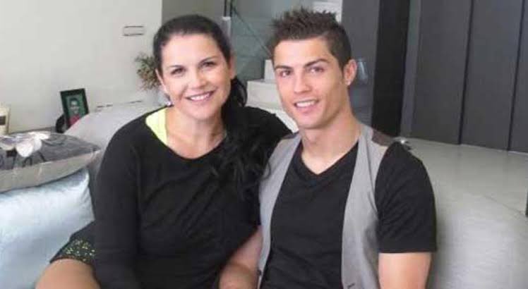 Cristiano Ronaldo'nun ablası Katia Aveiro: "Babamız öldüğünde, acımız sadece yaşadığımız kayıp değildi. Cenaze töreninde kameralar, meraklı gözler, yapılan saygısızlıklar vardı. Tarif edilemez bir yıkım yaşadık. Büyük bir travma. Kardeşimin Jota'nın cenazesinde olmamasını