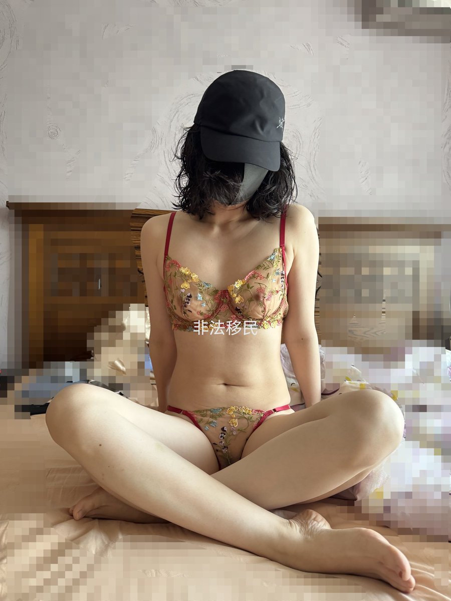 昨天刚刚回京，明天又出发离开。这一两个月本来是计划闲下来的，结果公司又接上一个项目忙起来。很久没更新了。今天晚上去万柳吃饭，会准备两袋丝袜和内衣，稍晚放在附近，有喜欢的朋友可以去拿，具体放在哪里到时会在X里更新。老婆平时上班都要穿，穿坏的都留下了。拿到的朋友请拍照留下回复。谢谢