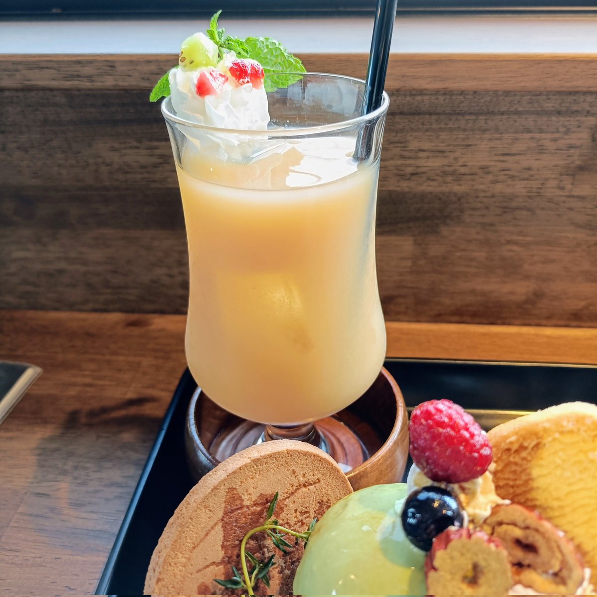 tamukiti___'s tweet photo. 80 ESPRESSO WAKAURABASE,
・Coffee Japone Parfait (WAKAURA)
・「あら川のもも」ジュース
宇治抹茶&amp;カプチーノ&amp;バニラのたっぷりアイスにコーヒーゼリー😍
和歌浦せんべいも添えられた和のスイ��ツパフェ✨
炙り白玉みたらしもたまらんヤツ👍
エスプレッソをかけていただきました😋
#80espresso https://t.co/kKsz9sLOQd