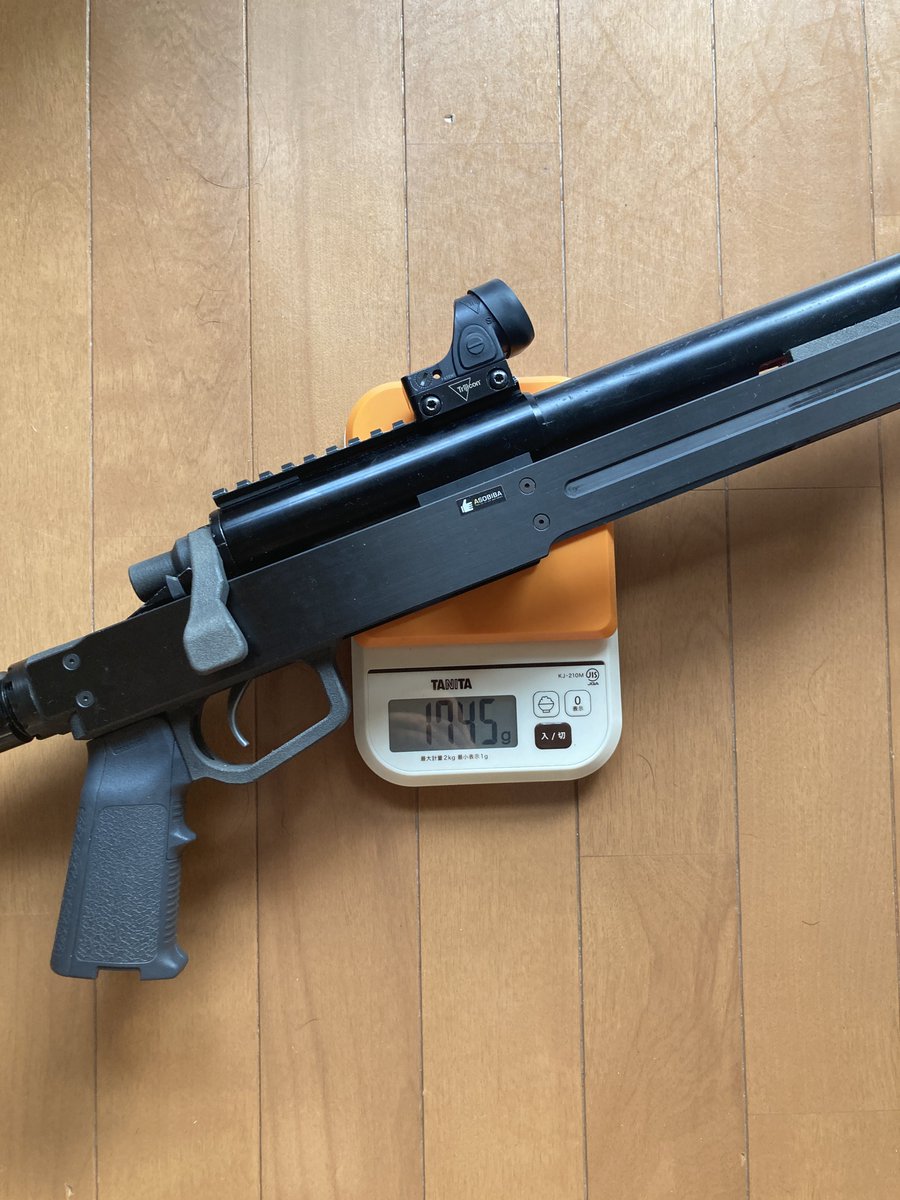 いつも使ってるてっぽうと、カーボンM4の重さを測ってみた。