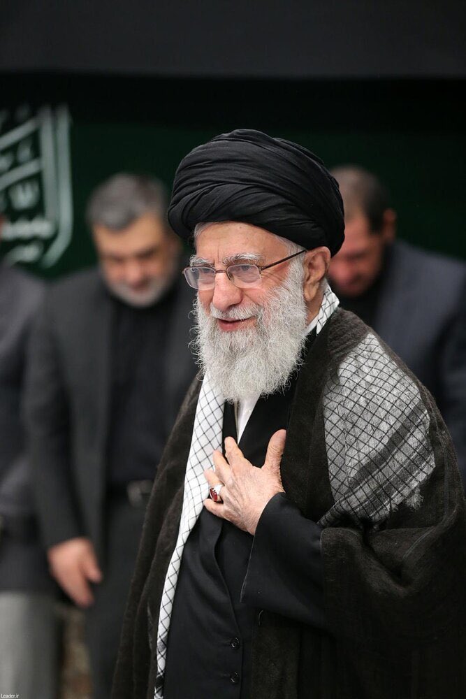 seyfollah_ir's tweet image. ما ملتی نیستیم که غروب عاشورا هوشیار بشیم
ما اهل کوفه نیستیم #علی تنها بماند
#لبیک_یا_خامنه_ای