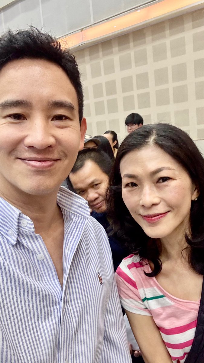 เพิ่งมาเจอหัวหน้าทิมตั้งแต่ปี 66
หล่อกว่าเดิมอีกนะ 😄
แต่ที่เพิ่มเติมสุด ๆ คือแนวคิดและความรู้ทันต่อโลกปัจจุบันที่มีการแข่งขันสูง
พร้อมจริง ๆ ที่จะเป็นผู้นำในการพัฒนาประเทศไทย ทั้งความรู้  บุคลิก วุฒืภาวะ
กี่ปีก็จะรอ เพราะอยากเห็นหัวหน้าทิม
เป็นนายกรัฐมนตรีที่ดีของประเทศไทย