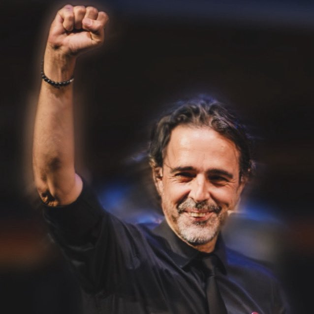 Bülent Mumay (@bulentmumay) on Twitter photo Timur tam da budur.
Yumruğu sıkılı, yüzü güleç.
Öfkesi diri, umudu sonsuz.
Böylelerini, gerçek gazetecileri asla susturamayacaksınız!
Kefiliz, yanındayız, arkandayız <a href="/timursoykan/">Timur Soykan</a> Timur tam da budur.
Yumruğu sıkılı, yüzü güleç.
Öfkesi diri, umudu sonsuz.
Böylelerini, gerçek gazetecileri asla susturamayacaksınız!
Kefiliz, yanındayız, arkandayız <a href="/timursoykan/">Timur Soykan</a>