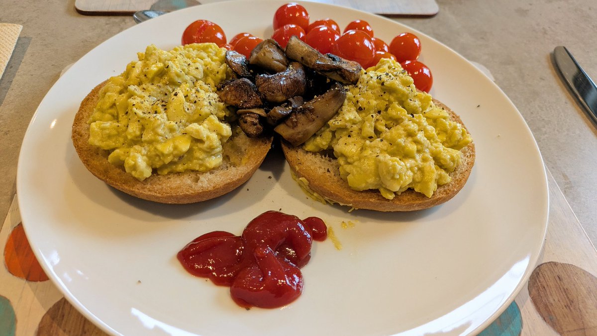 #Sunday #vegan breakfast with scrambled 'egg' 😊🥂🌻😋🌱