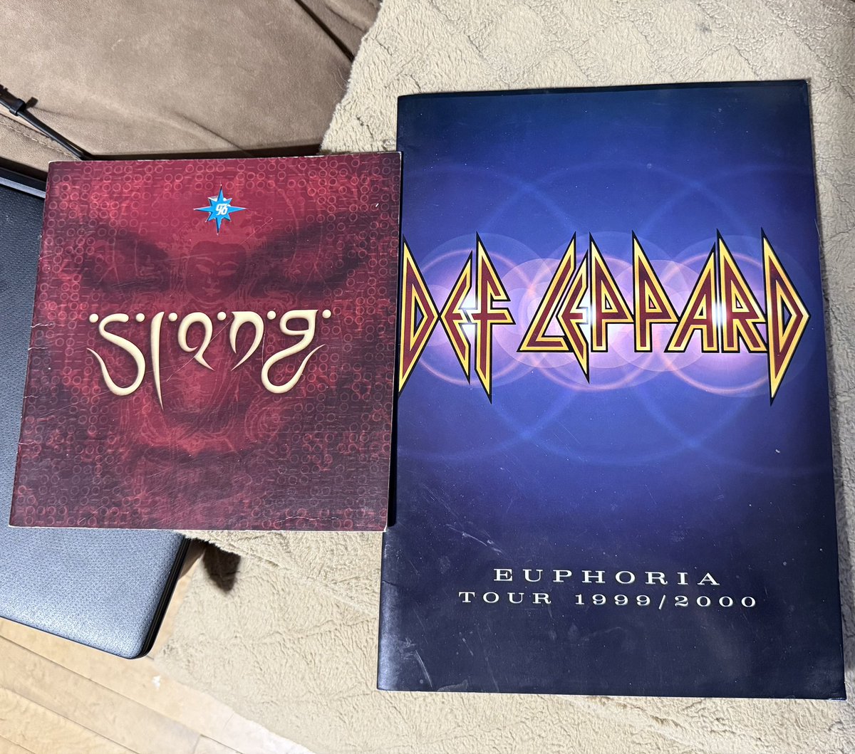 TimsVinyl's tweet image. In honour of my friends seeing Def Leppard again recently, the latest TVC is a run through of my tour book collection.
youtube.com/@timsvinylconf…