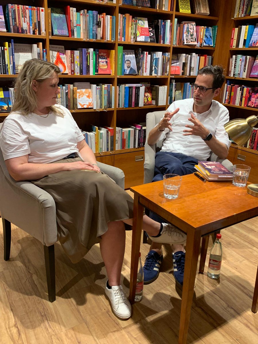 Ein großes Privileg auf Lesereisen: die besondere Atmosphäre. Donnerstagabend in der Buchhandlung Weltenleser (Frankfurt) war es gemütlich &amp; fast privat. Bei Brezeln, Wein &amp; Sprudel kamen wir schnell ins Gespräch und verloren die Zeit aus den Augen. Danke an Frau Greve &amp; Hanne